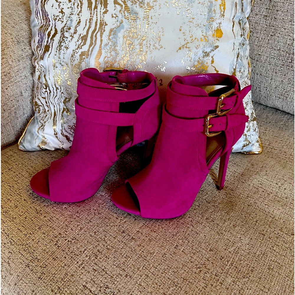 Shoe Dazzle pink fuchsia peep toe ankle buckle stiletto heels size 6